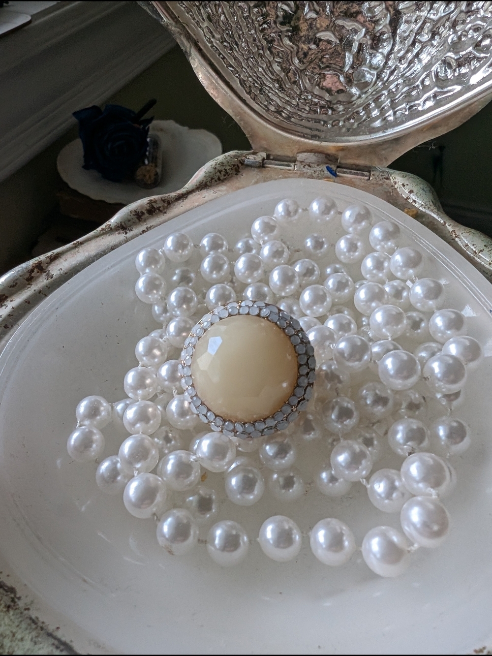 Elegant Cream Cabochon Statement Ring with Pearl Halo Stretch Band